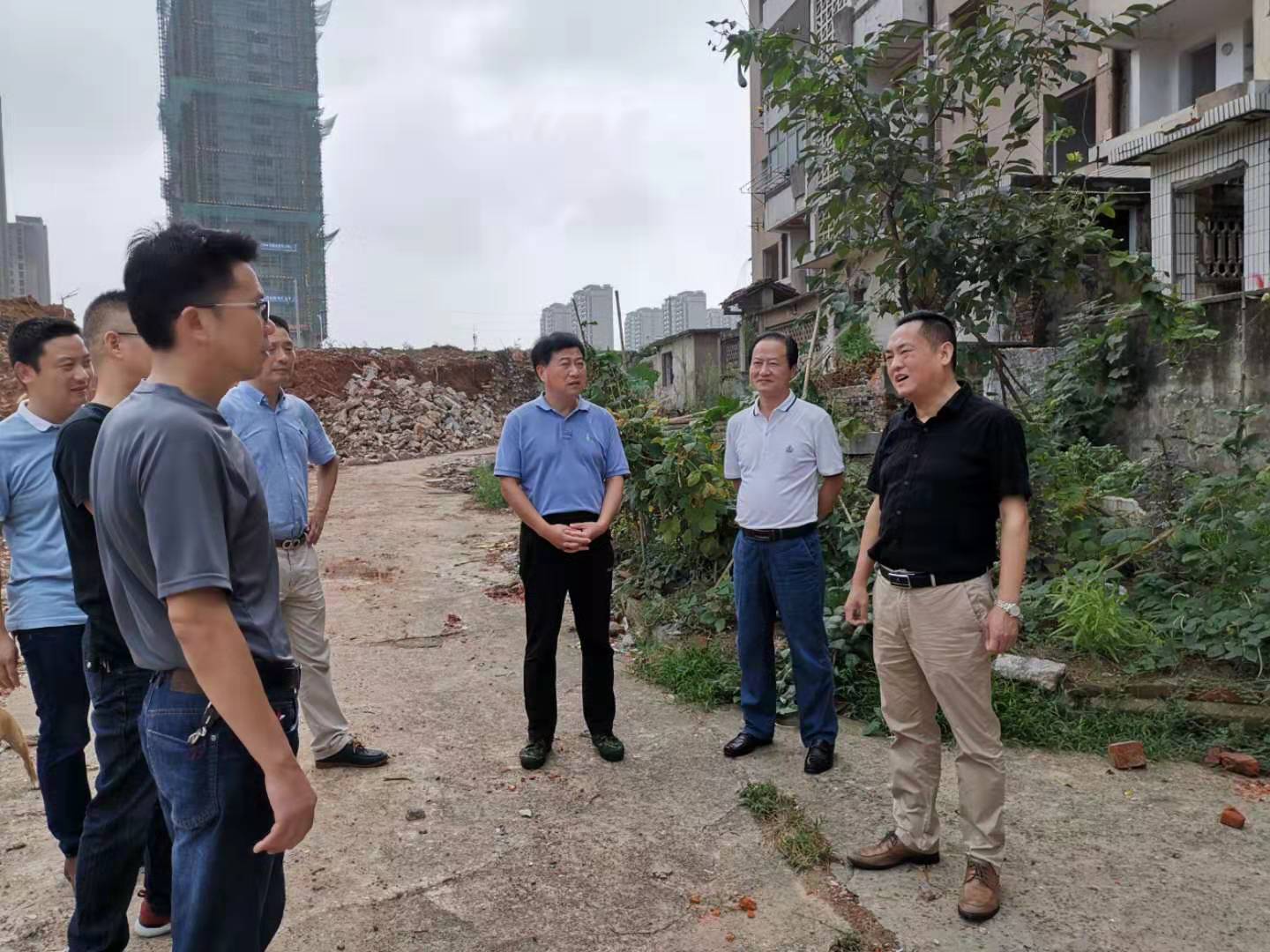 為加快方家沖、造紙廠和桂花園新安置區(qū)建設(shè)，2019年9月5日下，市城建集團(tuán)總經(jīng)理衛(wèi)民陪同市政府副秘書長劉陳寅深入項目建設(shè)現(xiàn)場，調(diào)度推進(jìn)安置區(qū)征遷工作.jpg