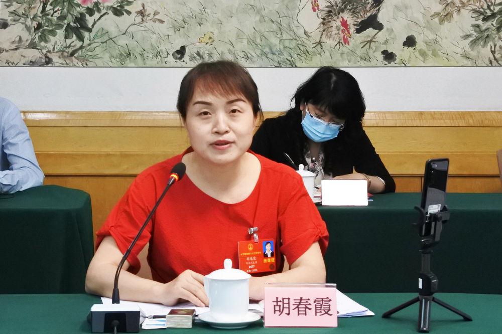 5月23日，全國人大代表胡春霞在參加分組審議政府工作報(bào)告時(shí)發(fā)言。新華社記者　吳雨　攝