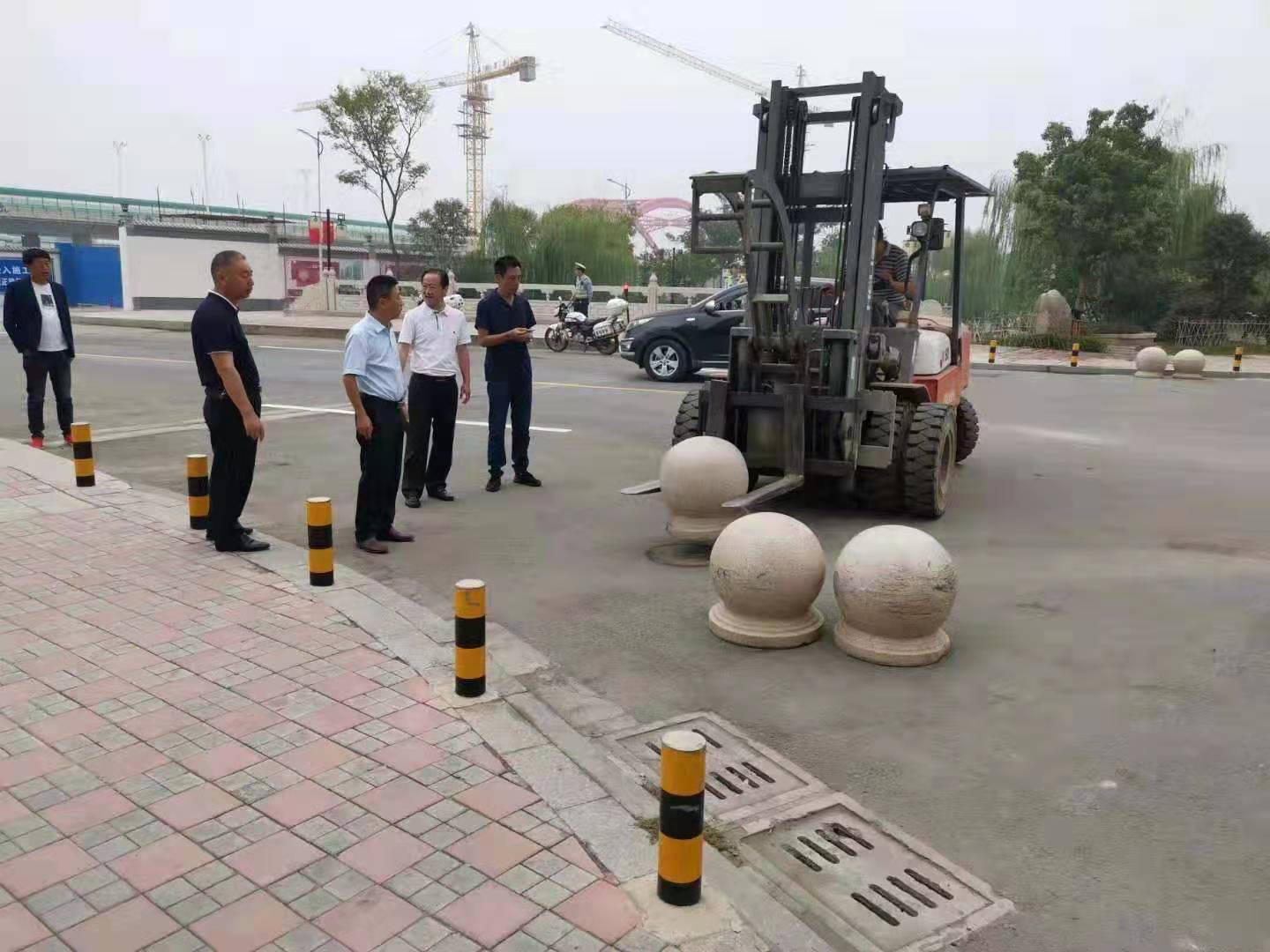 為向新中國成立七十周年獻(xiàn)禮，市城建集團(tuán)攻堅克難，實(shí)現(xiàn)了北門棚改區(qū)域民生路10月1日零時順利通車。國慶假期，市城建集團(tuán)堅持做好一線工作，在與交警部門共同做好民生路通車保障工作外，抓細(xì)節(jié)，抓落實(shí)，確保其他各項工作有序推進(jìn)。.jpg